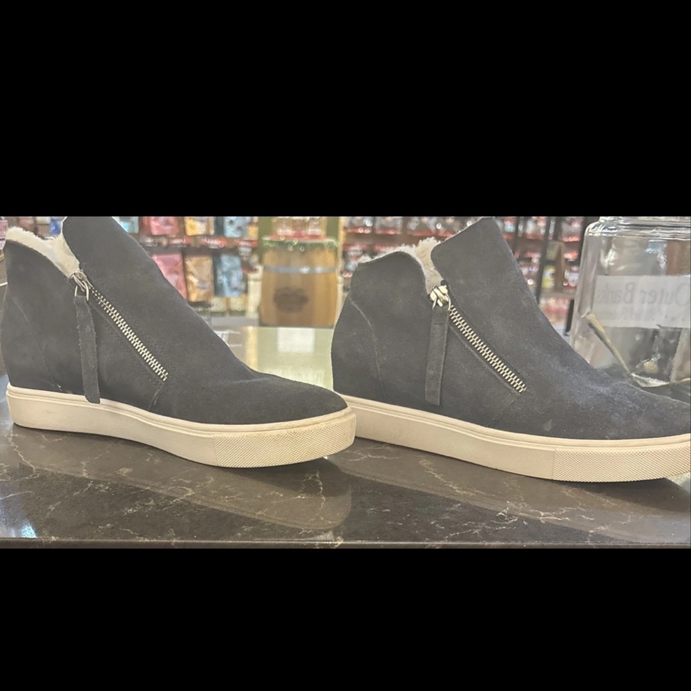 STEVE Madden Zipped Up Suede Boot With Fur Lining 8.5 Blue With White Fur